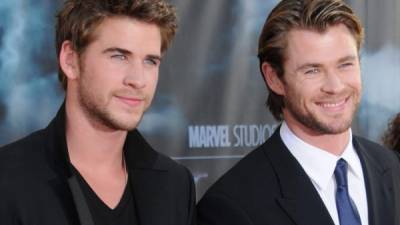 Chris Hemsworth (d) habló sobre el estatus de la relación de su hermano Liam.// Foto archivo.