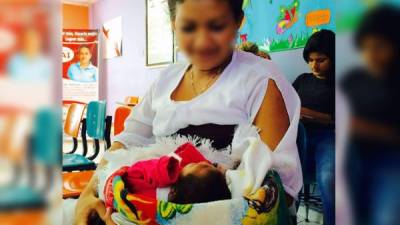 La joven Rubia Lizeth Rodríguez carga en brazos a su pequeña que nació el 7 de julio a quien lleva a consultas al Hospital Escuela.