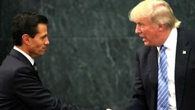 El presidente de México, Enrique Peña Nieto, estrecha la mano de su homólogo de Estados Unidos, Donald Trump. EFE/Archivo