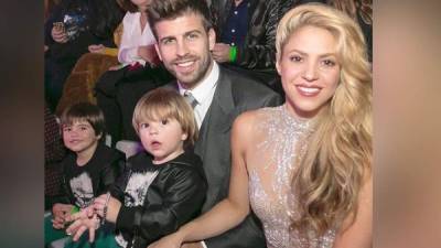 La supuesta enemistad se debe a que Shakira empezó su relación sentimental con Gerard Piqué cuando este aún era novio de Nuria Tomás, amiga íntima de Antonella Roccuzzo.