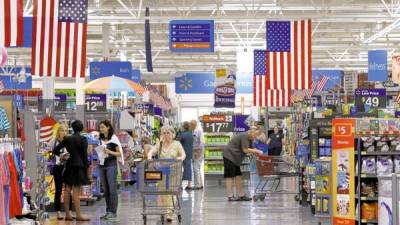 Wal-Mart ha tratado de reducir la congestión de artículos en sus locales, como este de Springdale, Arkansas, con pasillos más anchos.