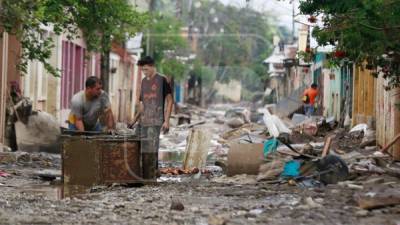 Vecinos de la colonia Planeta con mucha impotencia por sus pertenencias dañadas. Foto La Prensa