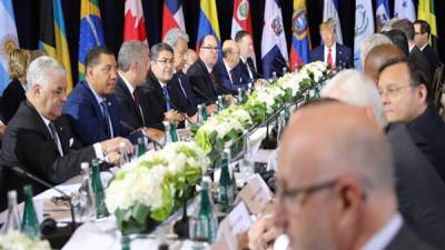 Imagen de la reunión sostenida entre el presidente estadonidense, Donald Trump, y otros gobernantes de la región.
