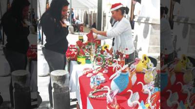 Microempresarios exponen sus productos.