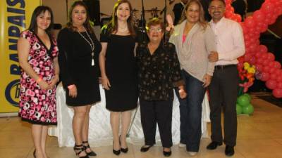 Karen Bueso, Lorena Alfaro, Ana Pacheco, Nanda Menjívar, Marialex Boesh y Mario Arita.