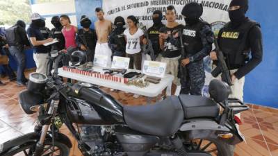 Parte de las 31 personas que fueron capturadas en los operativos en la colonia Flor del Campo en Comayagüela.