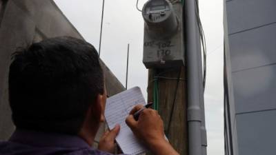 Un usuario apunta el consumo que registra un medidor de energía.