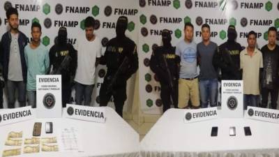 Imagen de los siete detenidos al momento de ser presentados públicamente por el delito de extorsión.