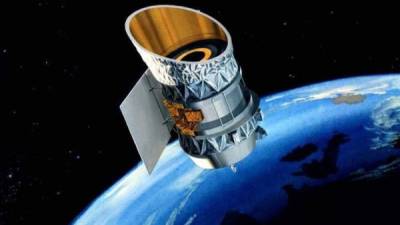 Dos satélites están a punto de chocar a toda velocidad sobre la Tierra.