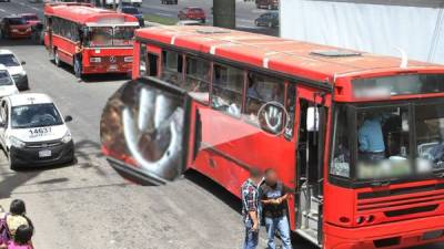 Un periodista de LA PRENSA entrevista a un ayudante de un bus marcado con “cara feliz” de la ruta 203 en la Zona 7.