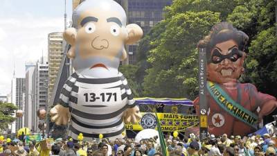 Un globo que representa a Lula da Silva con uniforme de preso ha hecho apariciones en manifestaciones callejeras.