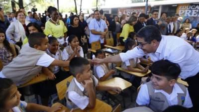 Juan Orlando Hernández saludó a los pequeños estudiantes.