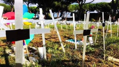 El lote 108 del cementerio Flaminio de Roma está salpicado de pequeñas cruces de madera y metal, algunas pintadas de blanco, otras caídas al suelo, pero todas llevan nombres de mujeres, que no son los nombres de las personas enterradas en estas tumbas. Foto AFP