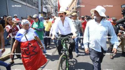 El expresidente Manuel Zelaya Rosales se unió a la marcha del Día del Trabajador en Tegucigalpa.