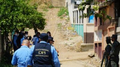 Agentes de la DPI y la Policía Nacional acudieron a la colonia La Unidad a investigar el crimen de Jorge Alexander Rivera .