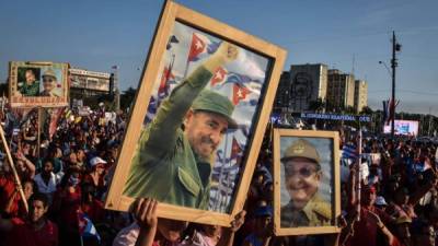 Miles de cubanos salieron con pancartas del rostro de Fidel y Raúl Castro. Fotos: AFP
