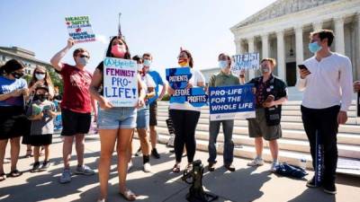 Manifestantes contra el aborto reaccionan fuera del Supremo de Estados Unidos.