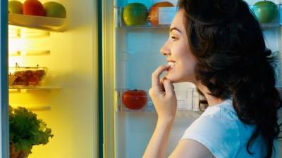 Un vaso de leche desnatada es una de las opciones que tienes si el hambre antes de acostarte no te deja dormir.