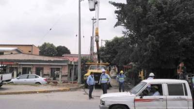 Las cuadrillas de la Enee y la EEH han trabajado en conjunto para quitar carga al circuito 205, que alimenta al sector El Carmen.