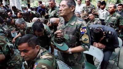 Un ex soldado hondureño y veterano de la 'Guerra del Fútbol' de 1969 termina una oración por sus camaradas caídos.