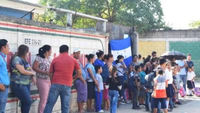 Padres de familia del José Cecilio del Valle mientras protestaban por la falta de docentes.