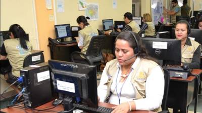 Más de 20 operadores del call center trabajan en cada uno de los turnos habilitados por la Cancillería.