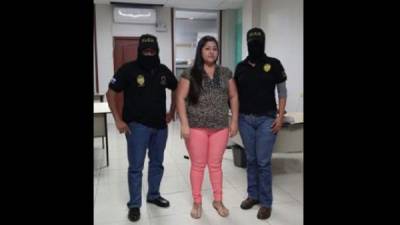 María Lilibeth Asmen Interiano tiene orden de captura por el delito de tráfico de drogas.