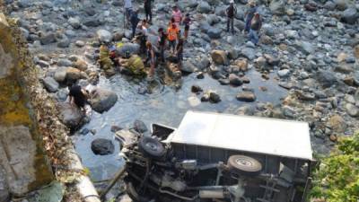 El río al que cayó el conductor está casi seco.