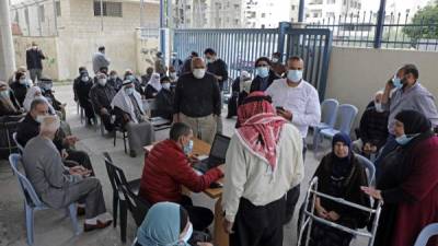 Los palestinos se registraron para recibir la vacuna contra el coronavirus. Foto AFP