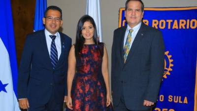 César y Karen García con el gobernador Julio Grazioso.