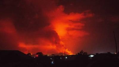 Foto muestra las llamas arrojadas por el volcán Nyiragongo. El famoso volcán se activó repentinamente el sábado por la noche. Foto AFP