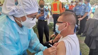 Muchos hondureños con limitaciones físicas se acercaron a los puntos a recibir la vacuna contra el virus.