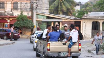 Ayer, para regresar a sus hogares, decenas de trabajadores pagaron a dueños de carros de paila para que los trasladaran desde el bulevar del este. Fotos: Cristina Santos/Amílcar Izaguirre