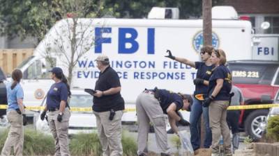 Miembros de un Equipo de Búsqueda de Evidencias del FBI trabajan en la escena del tiroteo en Alexandria. EFE/Archivo