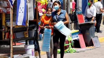 Los capitalinos abarrotan las calles de el centro de la capital, el 24 de septiembre del 2020, en Tegucigalpa (Honduras).