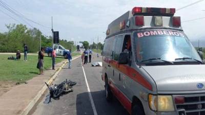 La mujer quedó tirada cerca de la motocicleta que la embistió.