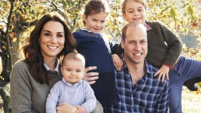 Los duques de Cambridge junto a sus hijos: Louis, Charlotte y George.