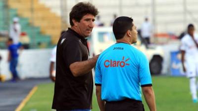 Héctor Vargas insultó al árbitro asistente Walter López durante el partido contra el Marathón. Foto Ronald Aceituno