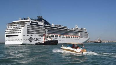 El crucero atracó en la cuenca de San Marcos, después de que se detuviera por un incidente entre el barco turístico de la Condesa del Río (no se muestra) que fue golpeado temprano. Foto AFP.