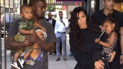 Kanye West y Kim Kardashian con sus hijos Sait y North.