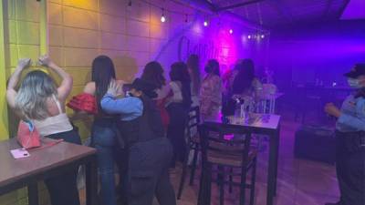 Agentes revisando a un grupo de mujeres que se encontraban de fiesta en un negocio de San Pedro Sula.