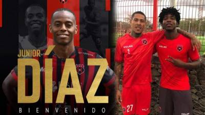 Júnior Díaz jugará de central y será el principal apoyo para el hondureño Cristian Moreira, que aparece en la fotografía junto con el otro catracho Henry Figueroa.