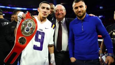 Teófimo López junto a Bob Arum y Vasyl Lomachenko luego del triunfo del catracho frente al ghanés Richard Commey y ser el nuevo rey del título de peso ligero de la Federación Internacional de Boxeo.