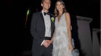 Enamorados. Eduardo Interiano y Lucía Chicas en la pose oficial de su boda.