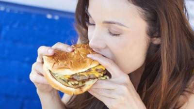 Aprenda a saborear la comida, pues esto podría traerle consecuencias para su salud.