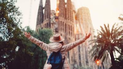 Una turista en la basílica Sagrada Familia de Barcelona, España. Fotos: iStock.