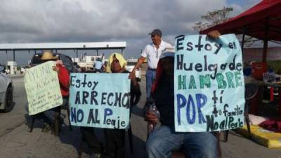 Los manifestantes exigen el cese a la construcción de casetas de cobro para trasladarse desde San Pedro Sula hacia El Progreso, Yoro.
