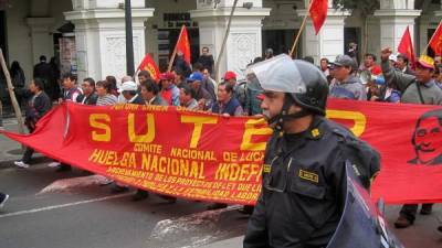 Los maestros del Sindicato Único de Trabajadores de Educación, iniciaron una huelga indefinida hace más de 30 días y demandan el alza de sus sueldos. //Foto vía Flickr - motoperu