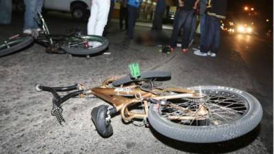 Lugar donde quedó la bicicleta del joven que murió en el accidente.