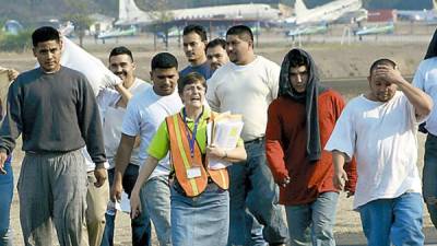 Sor Valdette Willeman, del Centro de Atención al Migrante Retornado, recibe a compatriotas repatriados.